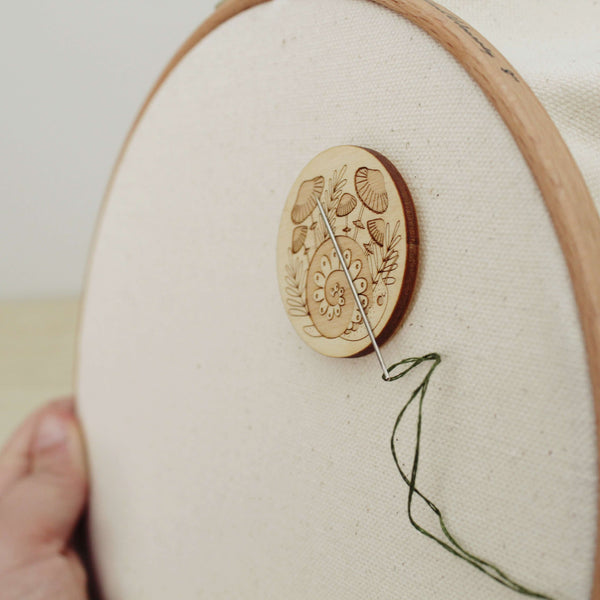 Wood Snail Needle Minder