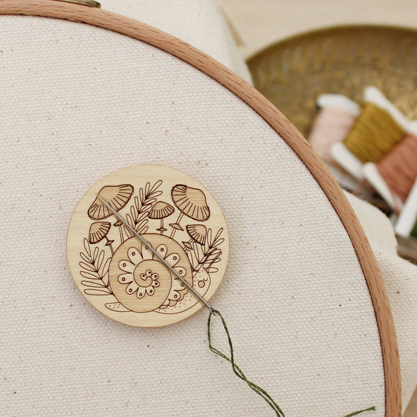 Wood Snail Needle Minder